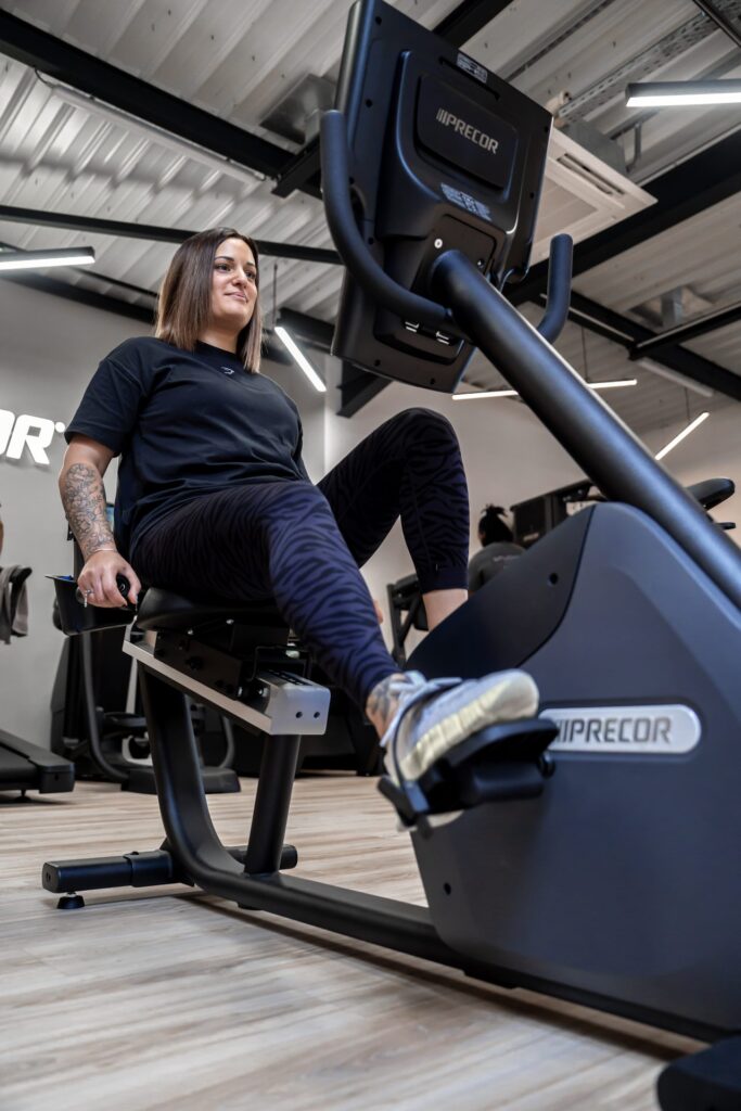 Membre sur vélo semi-allongé Precor à Studio W