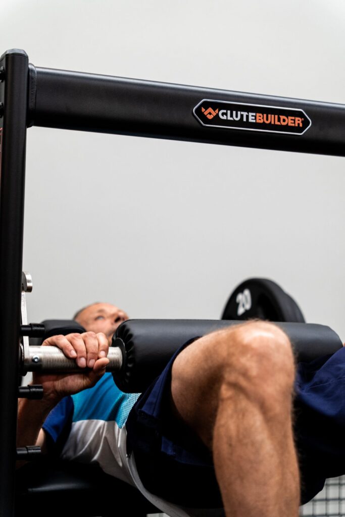Membre utilisant la machine Glute Builder à Studio W Persan
