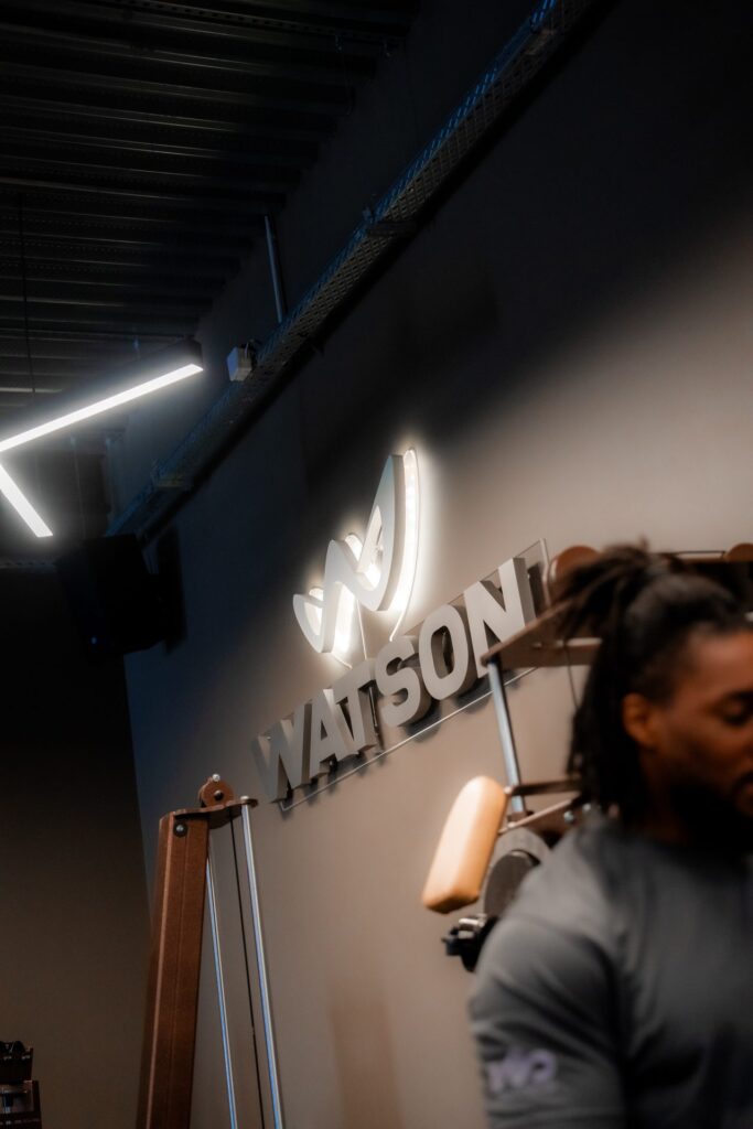 Zone musculation Watson avec logo lumineux à Studio W Persan