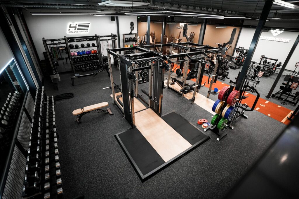 Vue panoramique de la salle de musculation Studio W avec équipements Watson, Hold Strong et Glute Builder