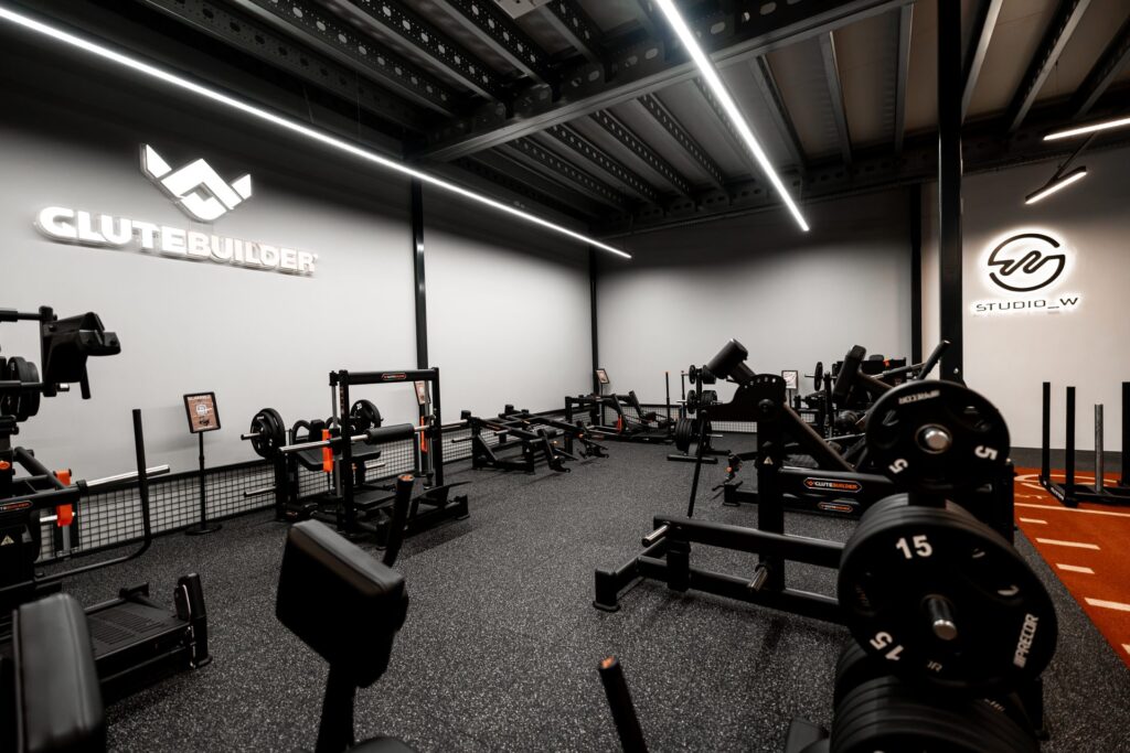 Vue intérieure de la salle de sport Studio W avec équipements haut de gamme