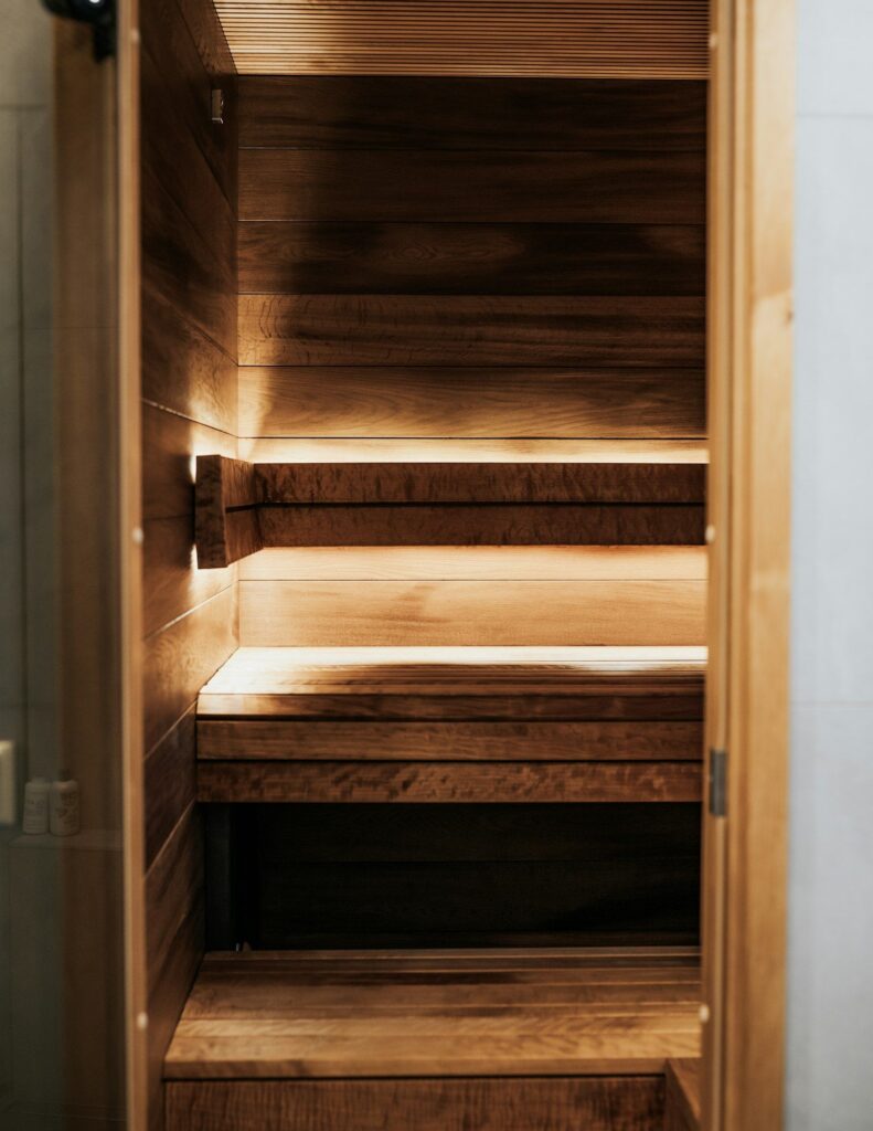 Banc de sauna en bois éclairé en lumière douce